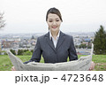 公園で新聞を読む女性ビジネスマン