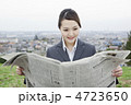 公園で新聞を読む女性ビジネスマン