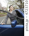 車から降りる女性ビジネスマン