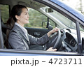 車を運転する女性ビジネスマン