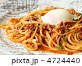 皿に盛られたボロネーゼスパゲティ温泉卵のせ