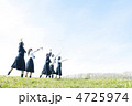 紙飛行機を飛ばす中学生