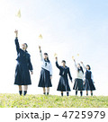 紙飛行機を飛ばす中学生