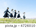草原を走る中学生