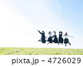 草原でジャンプをする中学生