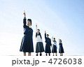 一列に並び手を挙げる中学生