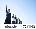 一列に並び手を挙げる中学生