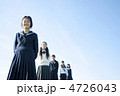 一列に並ぶ中学生