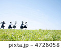 草原を走る中学生