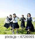 草原を走る中学生