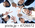 ジャンケンをする中学生