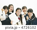テストを持つ5人の中学生