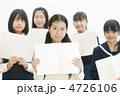 ノートを持つ5人の中学生