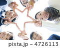 手を合わせ星型を作る中学生