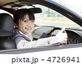 運転席の女性　モデル：大友　歩