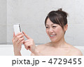お風呂でスマートフォンを使う女性