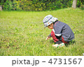 芝生で遊ぶ子供