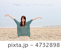 朝の海岸／夏休み／若い女性のポーズ