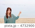 朝の海岸／夏休み／若い女性のポーズ