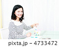 家計簿をつける女性