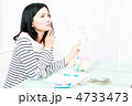 家計簿をつける女性