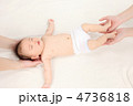乳児を抱える手