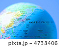 青空を背景にした地球儀