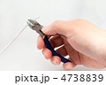ニッパーを握る手