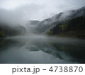 湖に写りこむ山脈