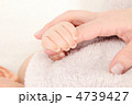手をつなぐ親子