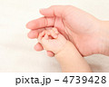 手をつなぐ親子