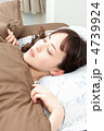 ベッドで眠っている女性