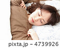 ベッドで眠っている女性