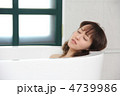バスタブの中で眠っている若い女性