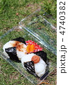 芝生で食べるおにぎり