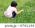 花を摘む少女