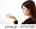 ケーキを持つ女性
