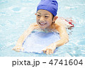 プールで泳ぐ男の子