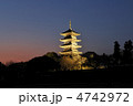 夕焼けと五重塔ライトアップ