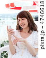 携帯を使う女性　夏