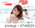 携帯を使う女性　夏