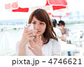 携帯を使う女性　夏