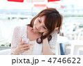 携帯を使う女性　夏