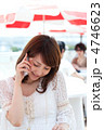 携帯を使う女性　夏