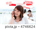 携帯を使う女性　夏