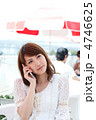 携帯を使う女性　夏