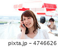 携帯を使う女性　夏