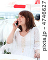 携帯を使う女性　夏
