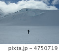 雪山に向かう男