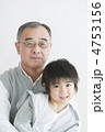 孫を抱く祖父